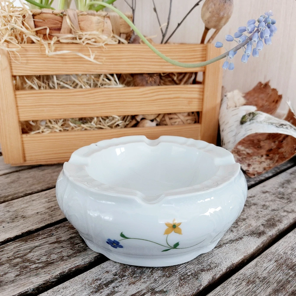 BERNADOTTE popelník 13 cm, modrožluté kytičky, Thun 1794