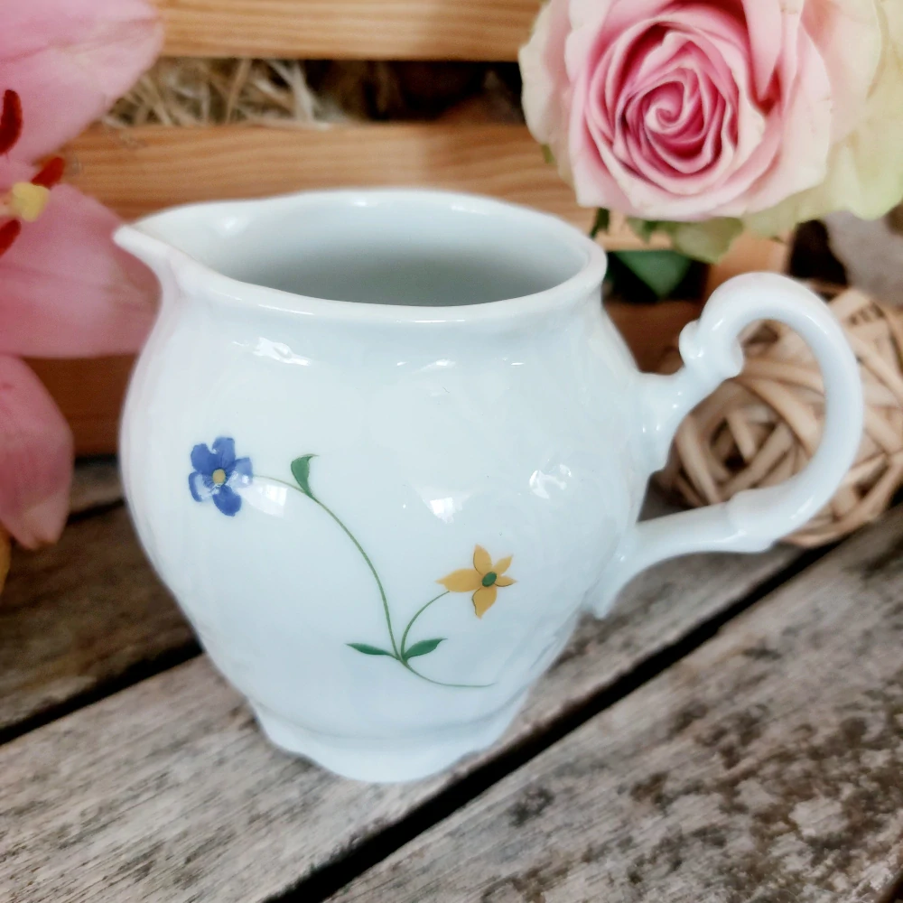 BERNADOTTE mlékovka 250 ml, modrožluté kytičky, Thun 1794