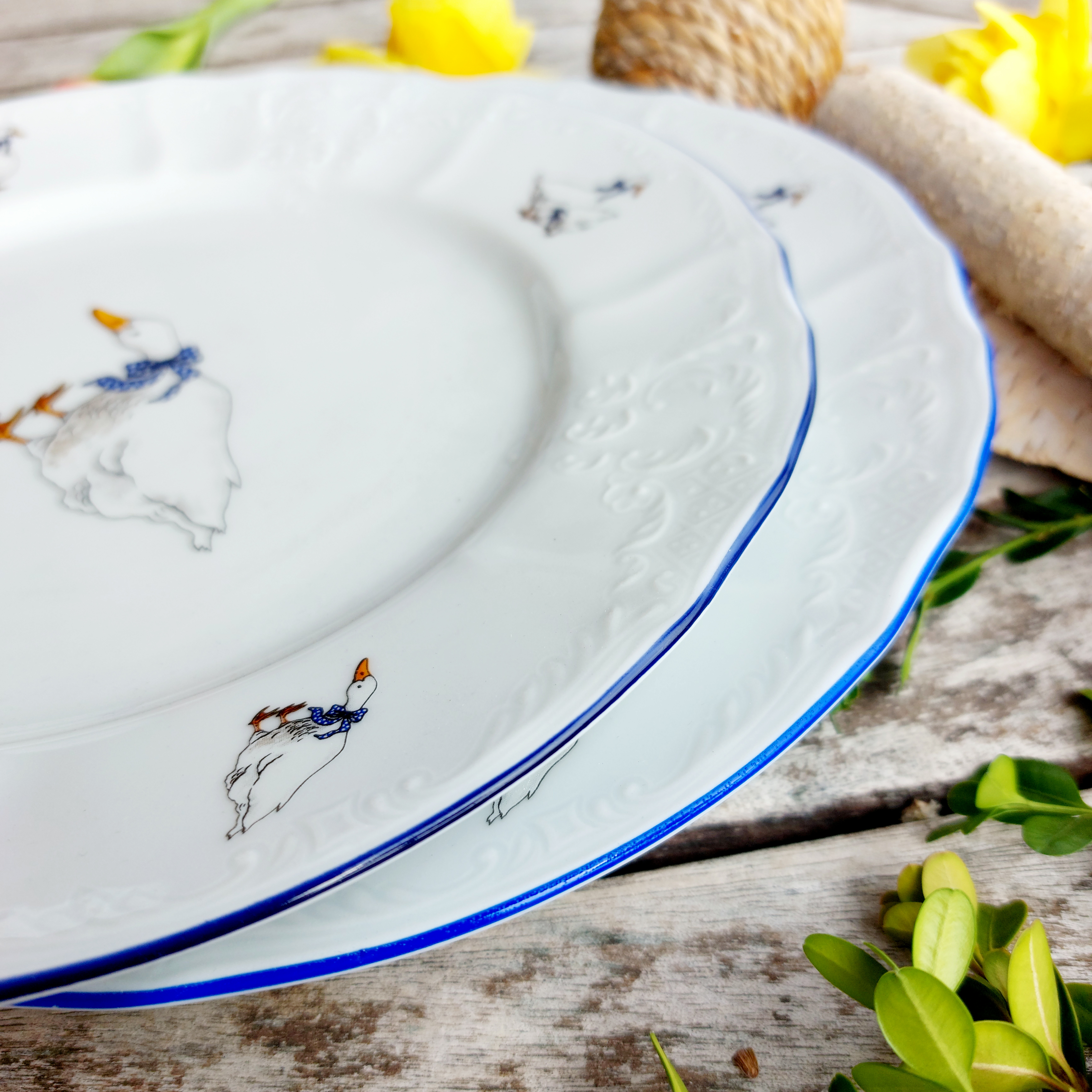 BERNADOTTE talíř mělký 25 cm, husy a modrá linka, Thun 1794